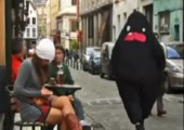 Pim der Freak wandert durch die Stadt