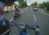 Motorradfahrer grüßt Busfahrer