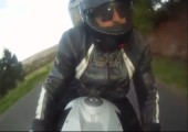 Motorrad auf Tuchfühlung mit Auto