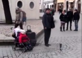 Baby übertönt Straßenkünstler