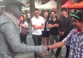 Ärgere niemals einen Straßenkünstler!