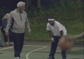 Profibaskettballer spielt Undercover Hinterhof-Basketball