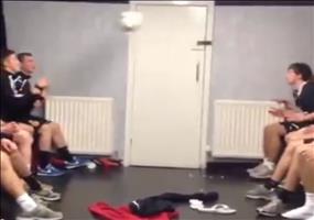 Kopfballübung in der Mannschaftsumkleide