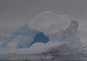 Explodierender Eisberg in der Antarktis