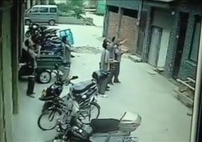 Kleines Mädchen fällt aus dem vierten Stock