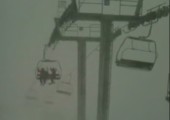 Skilift unter starken Windböen