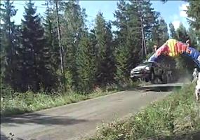 Schöner Sprung bei der Neste Oil Rally in Finnland