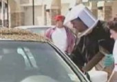 Bienen fallen über Auto her
