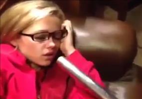 Die Freundin mit dem Staubsauger wecken