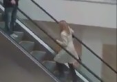 Blondine nimmt die Rolltreppe