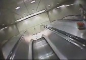 Mit Skiern die längste Rolltreppe Europas hinunter