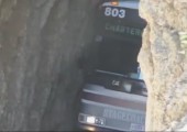 Bus fährt durch sehr enge Schlucht