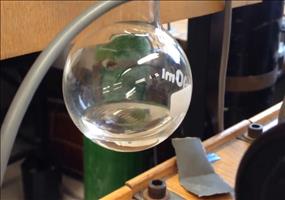 Flüssigkeit kocht und gefriert zugleich