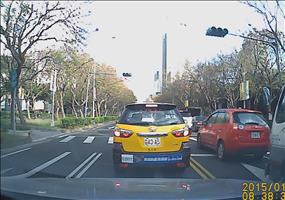 Am Zebrastreifen vom Fahrrad steigen