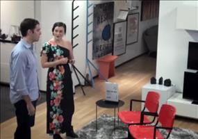 Die Freundin überzeugen zwei teure Stühle zu kaufen