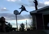 Sprung in einen Basketballkorb
