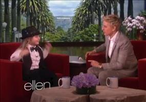 Kleiner verrückter Junge bei Ellen