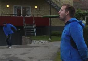 Tischentennisball vs. Gurke im Mund