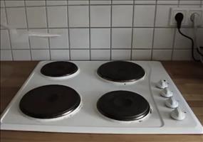 Papierflieger über den Herdplatten