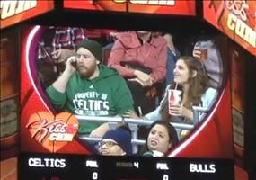 Kisscam mit ignorantem Partner