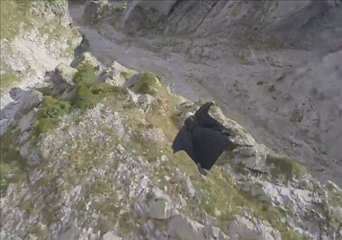 Richtig krasser Wingsuit Flug 