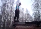 Backflip vom Dach in den Schnee
