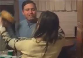 Der alte Scherz mit der Torte ins Gesicht