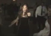Kleine rothaarige tanzt zu Michael Jackson