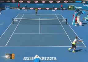 Balljunge beim Tennis