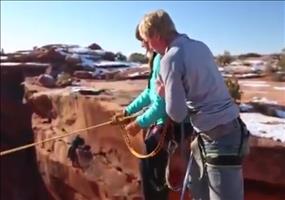 Seine Freundin einen kleinen Schubser geben