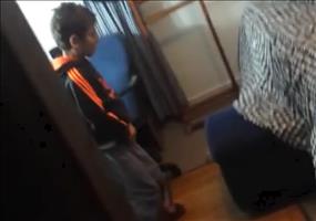 Wenn der kleine Bruder in seinem Zimmer abhottet