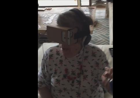 Oma fährt mit VR Brille Achterbahn