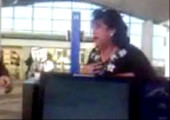 Frau flippt am Flughafen aus 