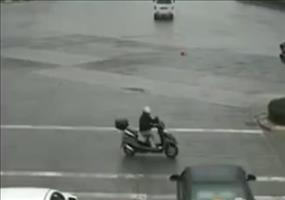 Rollerfahrer mit verdammt viel Glück