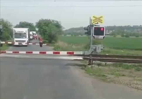 Neulich am Bahnübergang - Da ist Manpower gefragt
