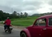 Motorrad zieht Auto