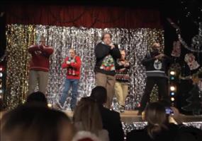 Verrückte Väter beim Weihnachtskonzert in der Schule