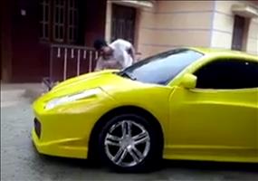 Gelbes Auto waschen