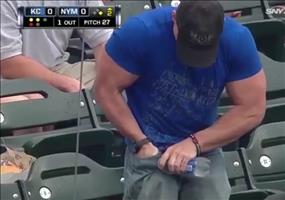 Kraftprotz versucht sich an einer kleinen Wasserflasche