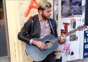 Straßenmusiker singt Smalltown Boy