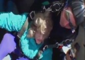 Fallschirmspringen - Oma beim Tandemsprung