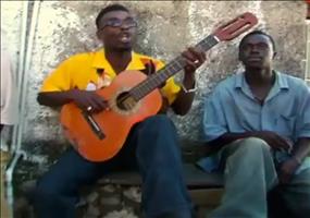 Tolle Perfomance auf einer Gitarre mit nur einer Saite