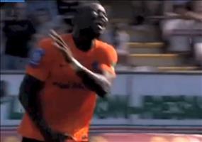 Lustige Reaktion auf eine rote Karte