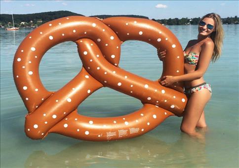 Boarische Schwimmbrezn