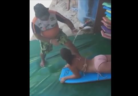 Mit dem Bodyboard übers Wasser fltschen