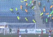 Fußballfans helfen ein bisschen nach