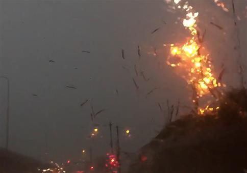 Wenn der Blitz einen Holzpfahl trifft