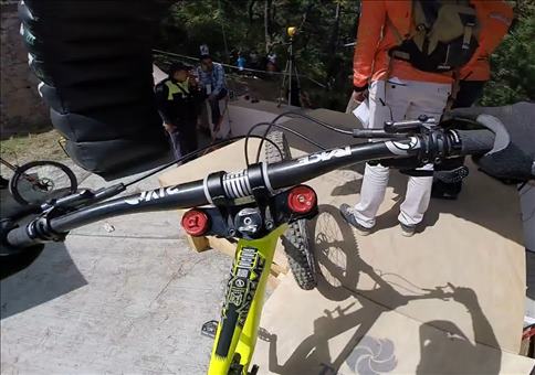 Downhill mit dem Bike durch ein mexikanisches Dorf