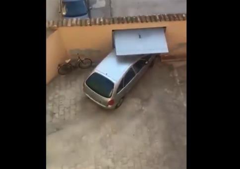 Das passt schon! Mit dem Auto durch die Tordurchfahrt