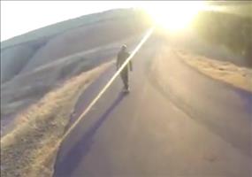 Mit dem Longboard die Straße runter